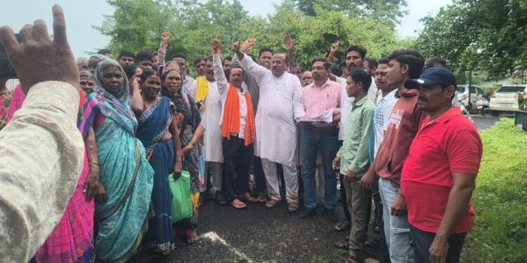 स्मार्ट मीटर विरोधात सुरगाव ग्रामस्थांचे आक्रोश निवेदन