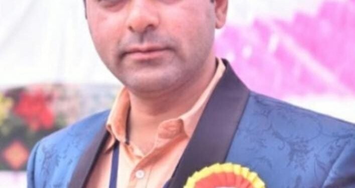 “वर्गात दिसतो तो शिक्षक… पण वर्गाबाहेर जगतो तो एक संघर्ष!”