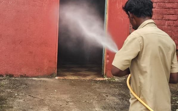 पाचोरा: अँग्लो उर्दू हायस्कूल पाचोरा मध्ये स्वच्छता मोहीम; कीटकनाशक फवारणीसह तण व गवत काढण्याचे काम पूर्ण
