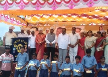 आश्रम शाळेच्या वतीने नवनिर्वाचित मान्यवरांचे सत्कार समारंभ व गरजू विध्यार्थ्यांना चष्मा वाटप…. .