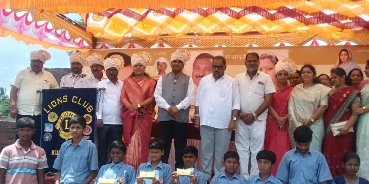 आश्रम शाळेच्या वतीने नवनिर्वाचित मान्यवरांचे सत्कार समारंभ व गरजू विध्यार्थ्यांना चष्मा वाटप…. .