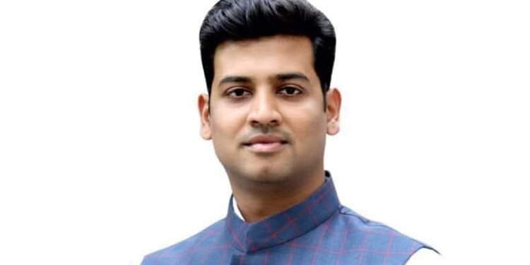 मानवत ग्रामीण भागातून शिवसेनेत मोठ्या संख्येने पक्षप्रवेश; नवोदित पदाधिकाऱ्यांना नियुक्तीपत्र प्रदान