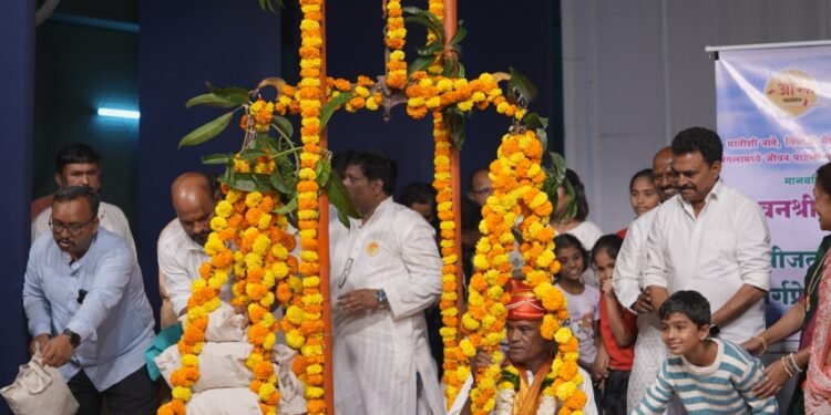 आरंभ फाउंडेशन कडून मानवनिर्मित देवराईचे जनक रघुनाथ ढोले सर यांचा बीज तुला सोहळा संपन्न…