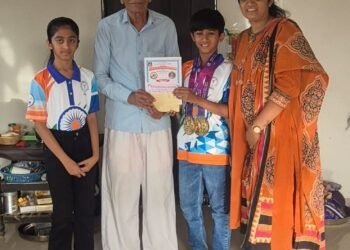 आदर्श शिक्षक स.ध.भावसार यांनीकेला आर्यन बाविस्कर याचा गौरव