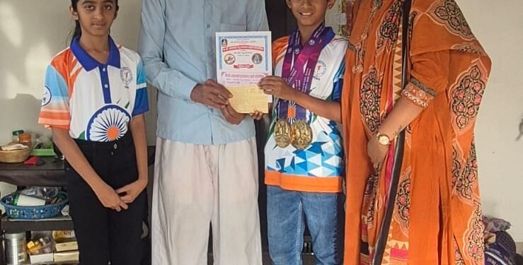 आदर्श शिक्षक स.ध.भावसार यांनीकेला आर्यन बाविस्कर याचा गौरव