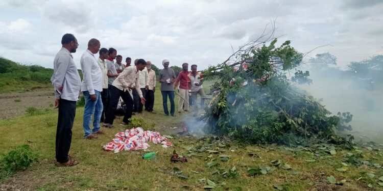 पाऊस पडण्यासाठी तडवळे येथे नागरिकांकडून अनोखा प्रयोग