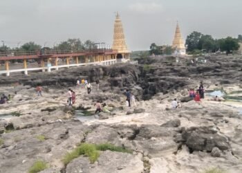 मळगंगा आई टाकळी हाजी येथे पर्यटकांची मोठी गर्दी; निसर्गरम्य परिसराचा घेतला आनंद