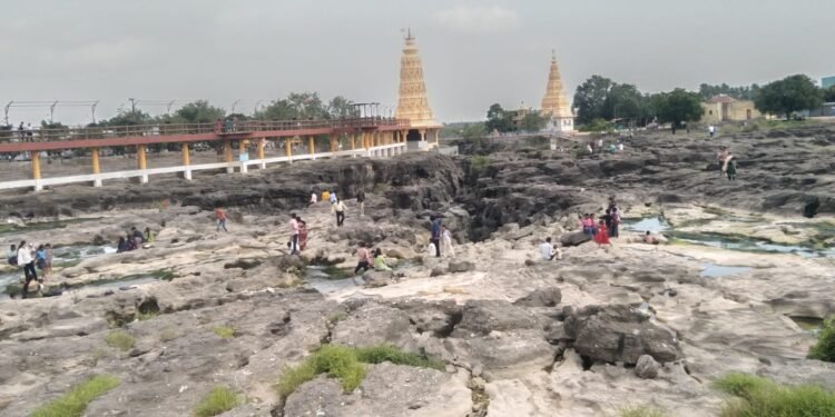 मळगंगा आई टाकळी हाजी येथे पर्यटकांची मोठी गर्दी; निसर्गरम्य परिसराचा घेतला आनंद