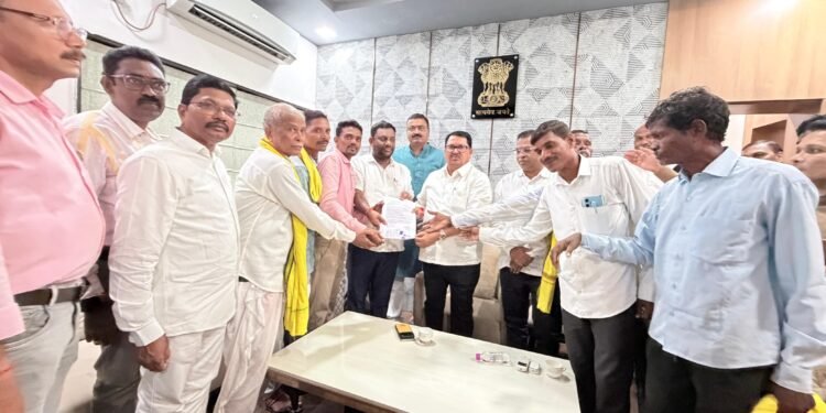पुण्यश्लोक अहिल्यादेवी होळकर कर्जमाफी योजनेत अनियमिततेचा आरोप;गटनेते तथा आ.विजयभाऊ वडेट्टीवार यांना शेतकऱ्यांचे निवेदन