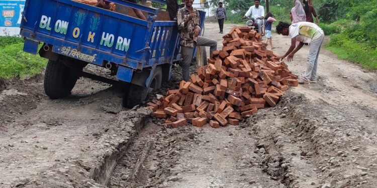 बी.डी.पाटील रस्त्याची दैना! लोणखेडा बायपास जोडणाऱ्या मार्गावर वाहने रुतताहेत चिखलात; निकृष्ट कामाची चौकशी होणार का?