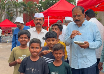 फलटणच्या आठवडी बचत गट बाजारात बाल-गोपाळांची गर्दी; नगराध्यक्ष समशेर दादा नाईक निंबाळकर यांचा सहभाग