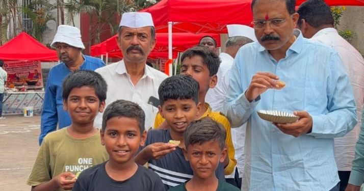 फलटणच्या आठवडी बचत गट बाजारात बाल-गोपाळांची गर्दी; नगराध्यक्ष समशेर दादा नाईक निंबाळकर यांचा सहभाग