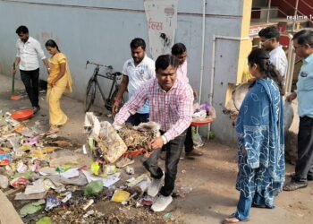 मुख्याधिकारी कोमल सावरे यांच्या नेतृत्वात नगरपालिकेचे अधिकारी उतरले रस्त्यावर;