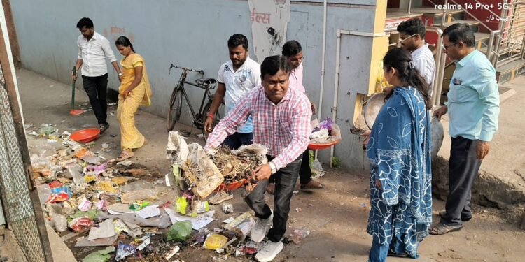 मुख्याधिकारी कोमल सावरे यांच्या नेतृत्वात नगरपालिकेचे अधिकारी उतरले रस्त्यावर;