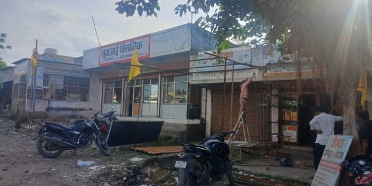 कोदरी रोडवरील अतिक्रमण काढण्यासाठी नागरिकांनी स्वतःहून केली सुरुवात..