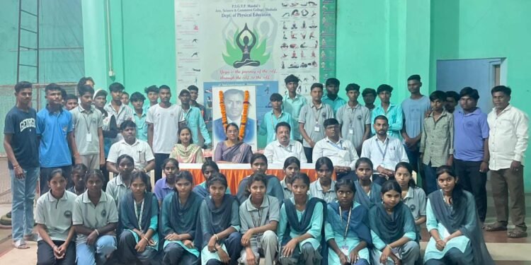 शहादा महाविद्यालयात ‘राष्ट्रीय क्रीडा दिवस’ उत्साहात साजरा (तरुणांनी मैदानी खेळांकडे वळावे –उपप्राचार्या कल्पना पटेल)