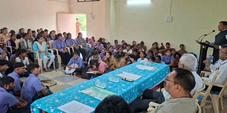 पावसाने दडी मारल्याने येरमाळा परिसरातील सोयाबीन पीक करपले; शेतकरी मदतीच्या प्रतीक्षेत