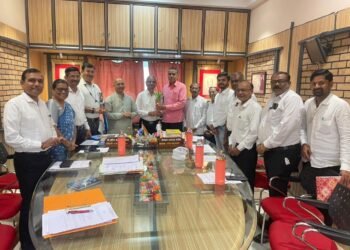 साने गुरुजी कन्या हायस्कूलचे दीपक महाजन यांची राज्यस्तरीय प्रशिक्षणासाठी निवड; अमळनेर शिक्षण प्रसारक मंडळ तर्फे सत्कार