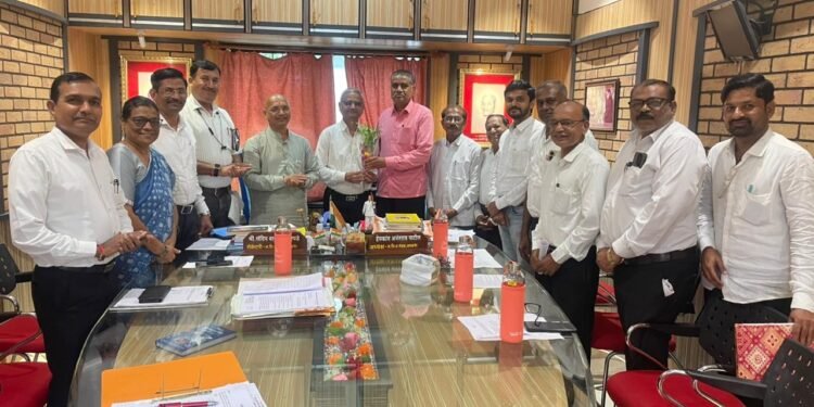साने गुरुजी कन्या हायस्कूलचे दीपक महाजन यांची राज्यस्तरीय प्रशिक्षणासाठी निवड; अमळनेर शिक्षण प्रसारक मंडळ तर्फे सत्कार