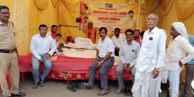 मराठा आरक्षणाच्या मागणीसाठी जालना जिल्ह्यातील अंतरवाली सराटी येथे मनोज जरांगे पाटील यांचे आमरण उपोषण सुरू आहे.