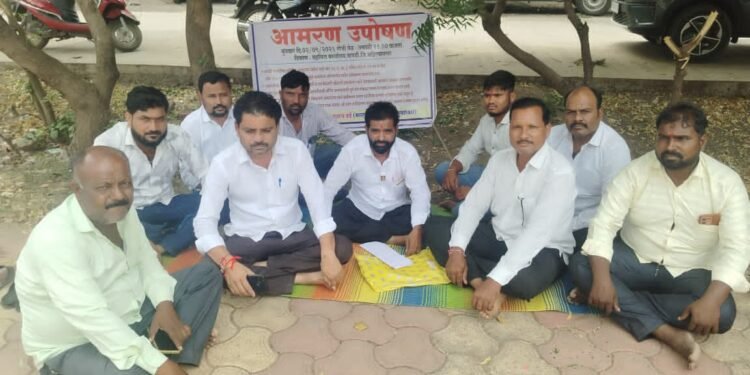 पाथर्डी तहसील येथे मराठा सेवा संघ तालुकाध्यक्ष रामदास बर्डे यांचे उपोषण
