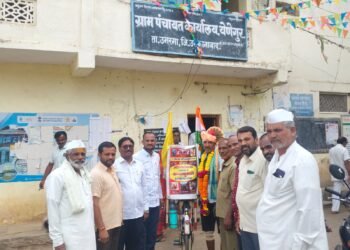 वीर शहीदांच्या स्मृती आणि राष्ट्रीय एकात्मतेचा संदेश देत ‘सायकल मॅन’ नरेंद्र यादव येणेगूरमध्ये दाखल२५ हजार किलोमीटरचे सायकल भ्रमण पूर्ण;