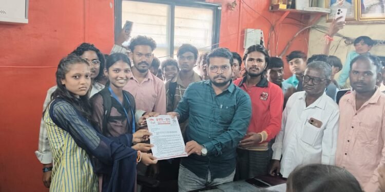 एसएफआय व डिवायएफआयतर्फे शहादा येथे विविध मागण्यांसाठी निदर्शने आणि निवेदन.