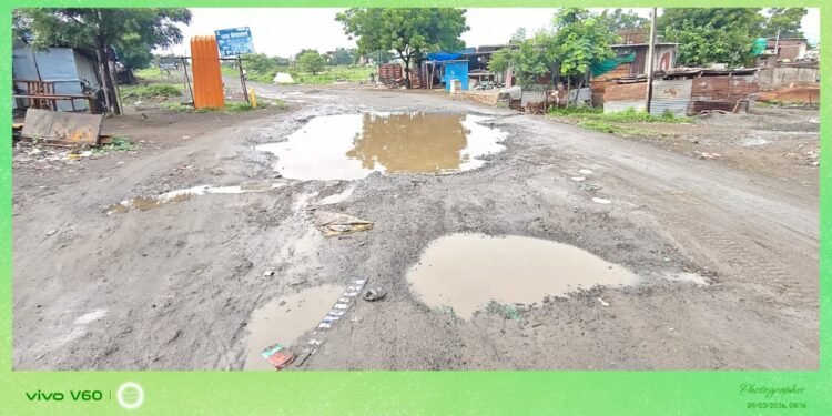 किनवट रोड वरील खड्डे देत आहेत अपघातास निमंत्रण