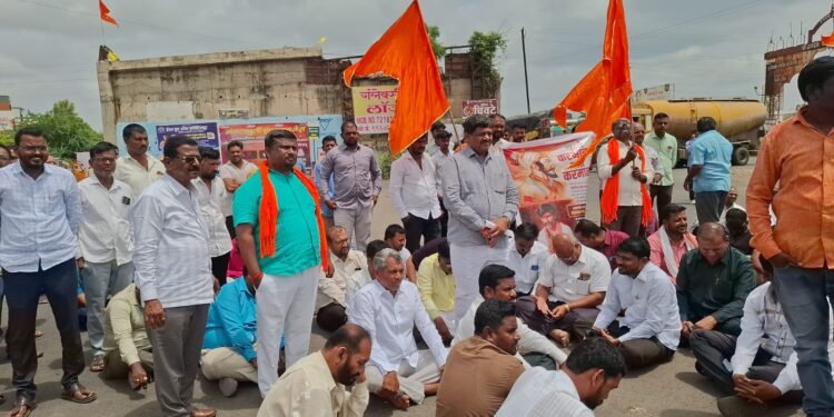 मनोज जरांगे-पाटील यांच्या समर्थनात करमाळ्यात धडक रास्ता रोको; वाहतूक ठप्प