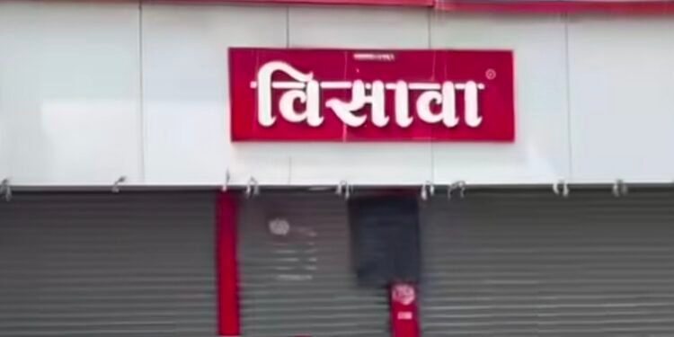 चटणीत अळी; पुनर्तपासणीत झुरळांचा वावर; हॉटेल विसावाचा परवाना एफडीएकडून निलंबित; यापूर्वी १५ हजारांचा दंड करूनही सुधारणा नाही.