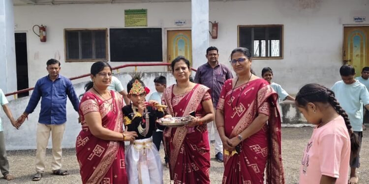 पारोळ्याच्या ‘परिश्रम’ दिव्यांग निवासी शाळेत दहीहंडीचा उत्साह; बाल गोपाळांच्या थरांनी जिंकली मने!