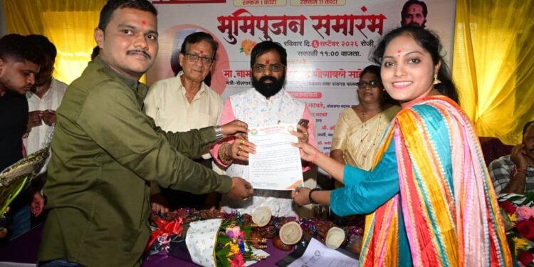 पोलादपूर मध्ये छत्रपती शिवाजीनगर येथे होणाऱ्या नमो उद्यानात छत्रपती शिवाजी महाराजांचा पुतळा उभारावा; भाजपा शहराध्यक्ष महेश निकम यांचे मंत्री भरतशेठ गोगावले यांना निवेदन