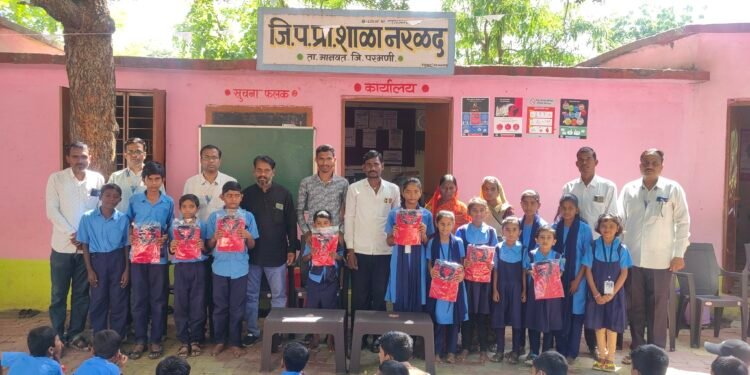 नरळद जिल्हा परिषद शाळेत विद्यार्थ्यांना दुसऱ्या गणवेशाचे वाटप