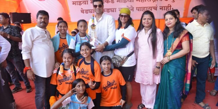 तुझ्या घरात नाही पाणी घागर उतानी रे गोपाळा..पाणी विहरीत दहीहंडी पण निसर्गाची साथ महाराष्ट्र नवनिर्माण सेना