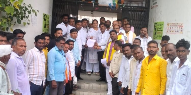 धनगर समाजाच्या (ST) आरक्षणाची अंमलबजावणी तात्काळ करा; मानवत येथे सकल धनगर समाजाचे मुख्यमंत्र्यांना निवेदन
