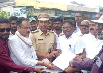 वर्धा जिल्हा देवळी तहसील पुलगाव ते शिरपूर रोड रस्ता रोको आंदोलन नागरिकांचा संताप 20 ते 25 गाव मिळून रस्ता रोको आंदोलन केले रोडन खड्ड्यात खड्डे नाचणगाव चौफुली आंदोलन करण्यात आले.