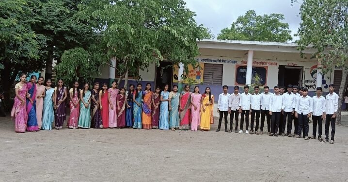 श्री सिद्धेश्वर हायस्कूल, जाखापूर येथे शिक्षक दिन उत्साहात साजरा