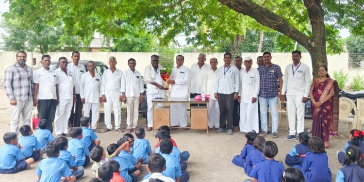 नेवासा तालुका ग्रेडपात्र मुख्याध्यापक संघाच्या अध्यक्षपदी हरिभाऊ जाधव यांची सर्वानुमते निवड; सुरेगाव येथे माजी विद्यार्थ्यांकडून सत्कार समारंभ..