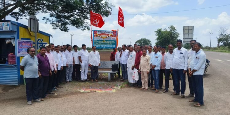 शेकाप पवनचक्की कामगार संघटनेच्या फलकाचे अनावरणसंघटित राहिल्याने कामगारांचे प्रश्न सुटतात – भाई विनोद लगारे