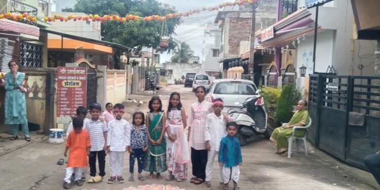 मलकापूर आगाशिवनगर नगर दत्तशिवम कॉलनी येथील चिमुकल्याने फोडली दहीहंडी