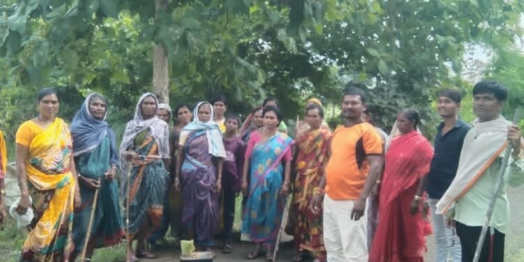 झरंडी गावात मातृशक्तीचा अवैध दारूविरोधात एल्गार; महिलांनी एकजुटीने दारूचे अड्डे उद्ध्वस्त केले.