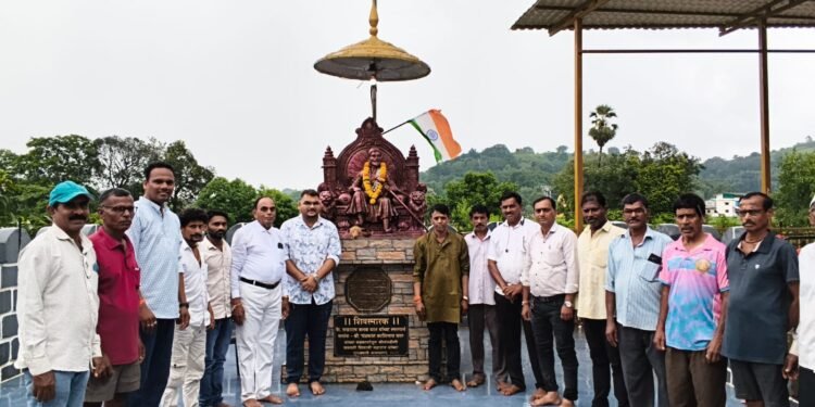 “गुंज सामाजिक संस्था व युवा फ्रेंडस सर्कल फाउंडेशन खारपाडा तर्फे खरोशी गावात जीवनावश्यक वस्तूंच्या किटचे वाटप”