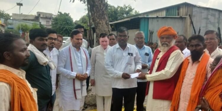 बोरगाव येथे आग दुर्घटनेतील पीडित नाथ जोगी परिवारास आ. अमित झनक यांची तातडीने मदत
