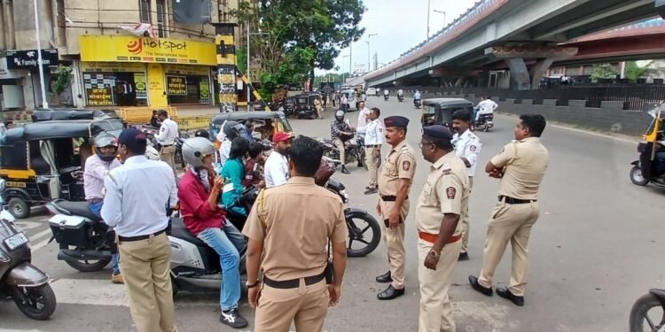 क्रांती चौकात हेल्मेट सक्तीचे उल्लंघन करणाऱ्या दुचाकीस्वारांवर कारवाई