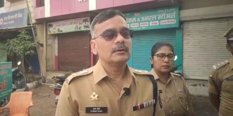 जत तालुक्यातील डफळापूर येथे नरवीर उमाजी नाईक यांच्या डिजिटल पोस्टर विटंबनेवरून दोन समाजात वाद उफाळून मोठा उद्रेक, परिस्थिती नियंत्रणाबाहेर, पोलीस गाड्यांची तोडफोड.