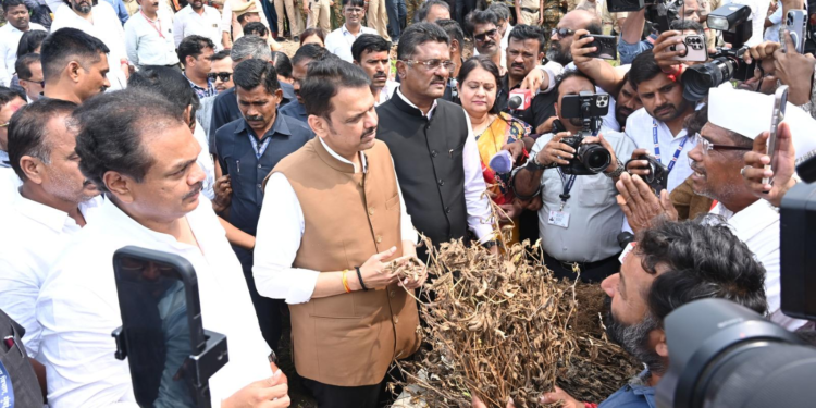 दुष्काळी परिस्थितीची मुख्यमंत्र्यांकडून पाहणी; शेतकऱ्यांशी साधला थेट संवाद