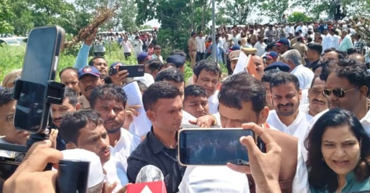 मालेगाव तालुक्यातील नुकसानग्रस्त शेतकऱ्यांच्या बांधावर मुख्यमंत्री