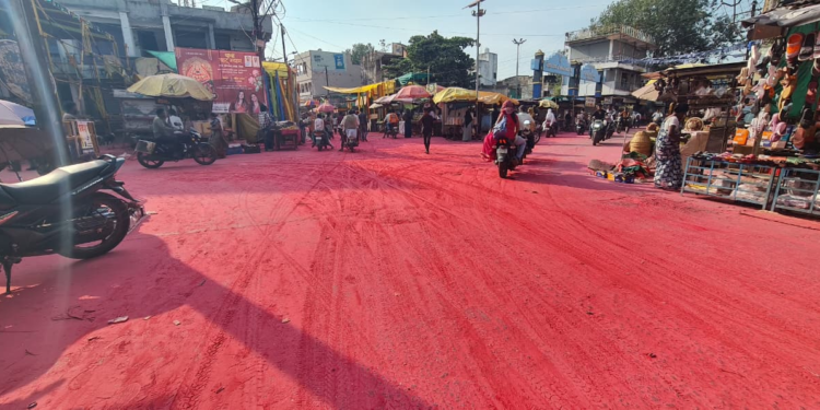 शहाद्यात गणेशमूर्ती विसर्जन मिरवणुका शांततेत; गुलाल-धुळीमुळे नागरिक हैराण
