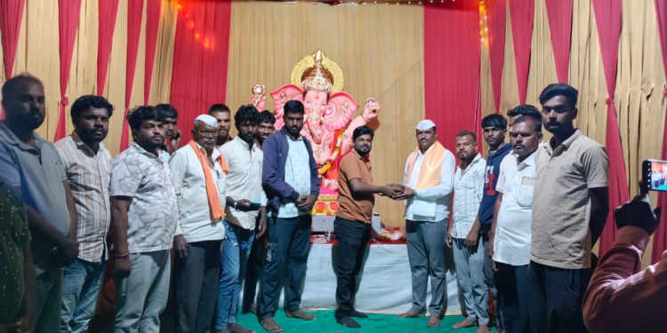 निमसोड देवनगर येथे गणेश मित्र मंडळातर्फे महापूजा व सत्कार