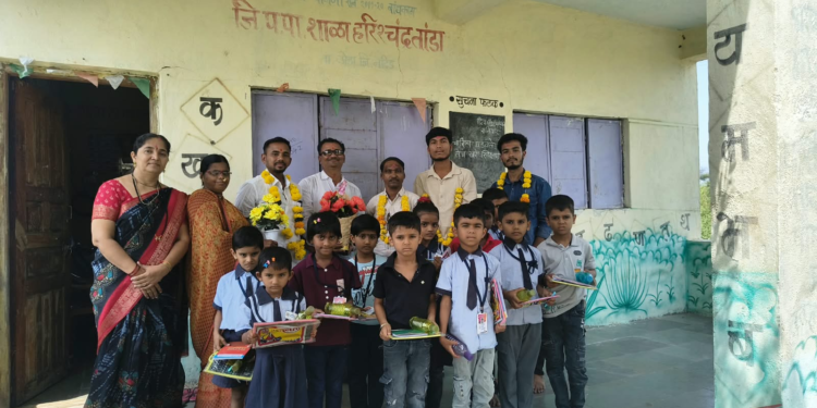 नायक प्रतिष्ठानतर्फे हरिश्चंद्र तांडा शाळेत मोफत शैक्षणिक साहित्य वाटप